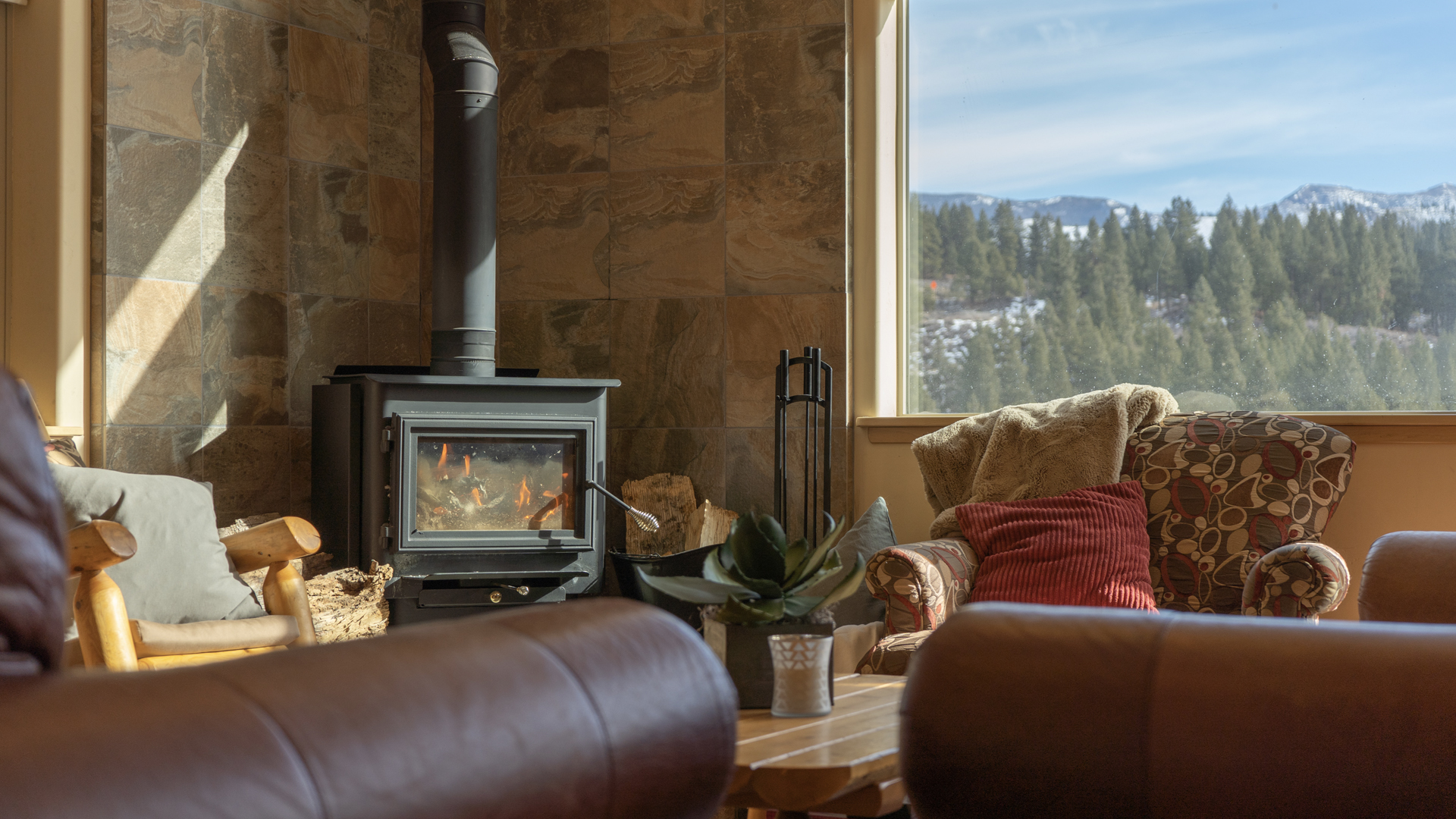 LivingRm1_1920x1080_144.jpg