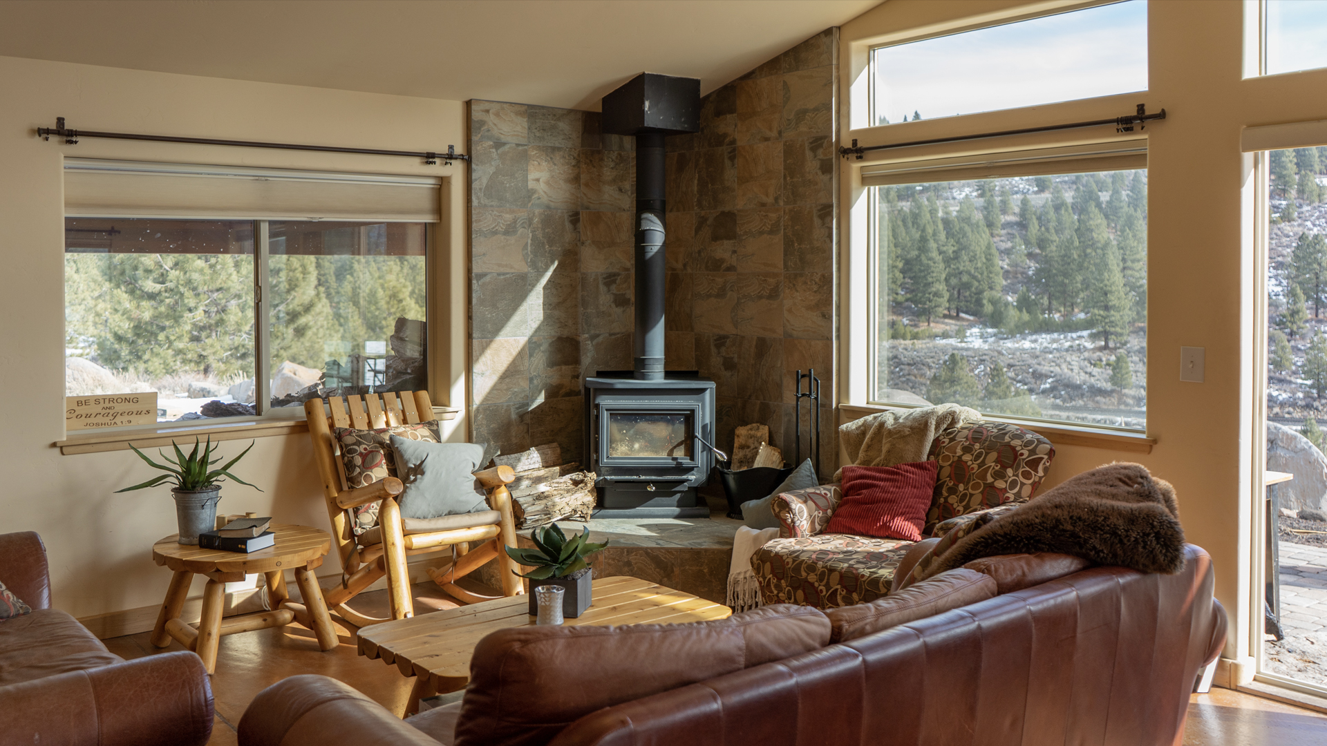 LivingRm2_1920x1080_144.jpg